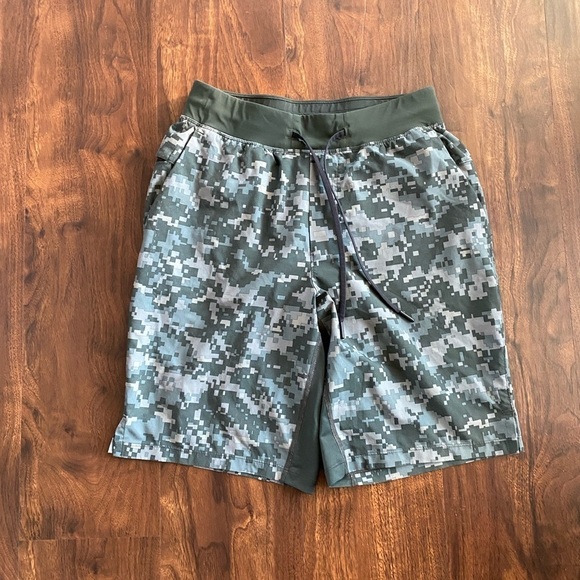 Lululemon T.H.E. Short *9" Updated
Pixel Camo Multi Size Small OOM Liner - Picture 1 of 8